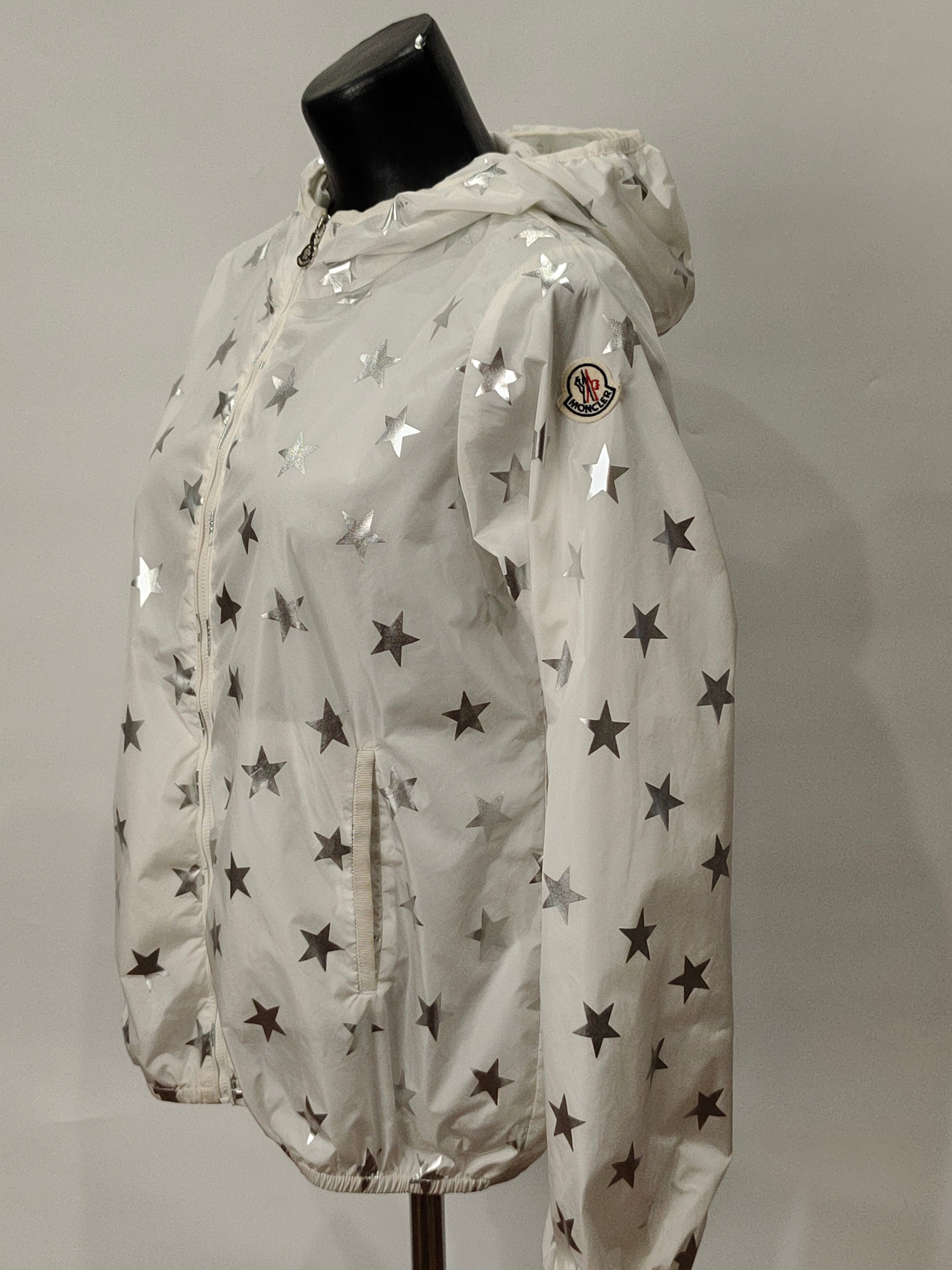 Original Moncler Enfant "Nicolette" Girls Luxury Silver Stars Windbreaker Jacket (14 Years / 164 cm)
