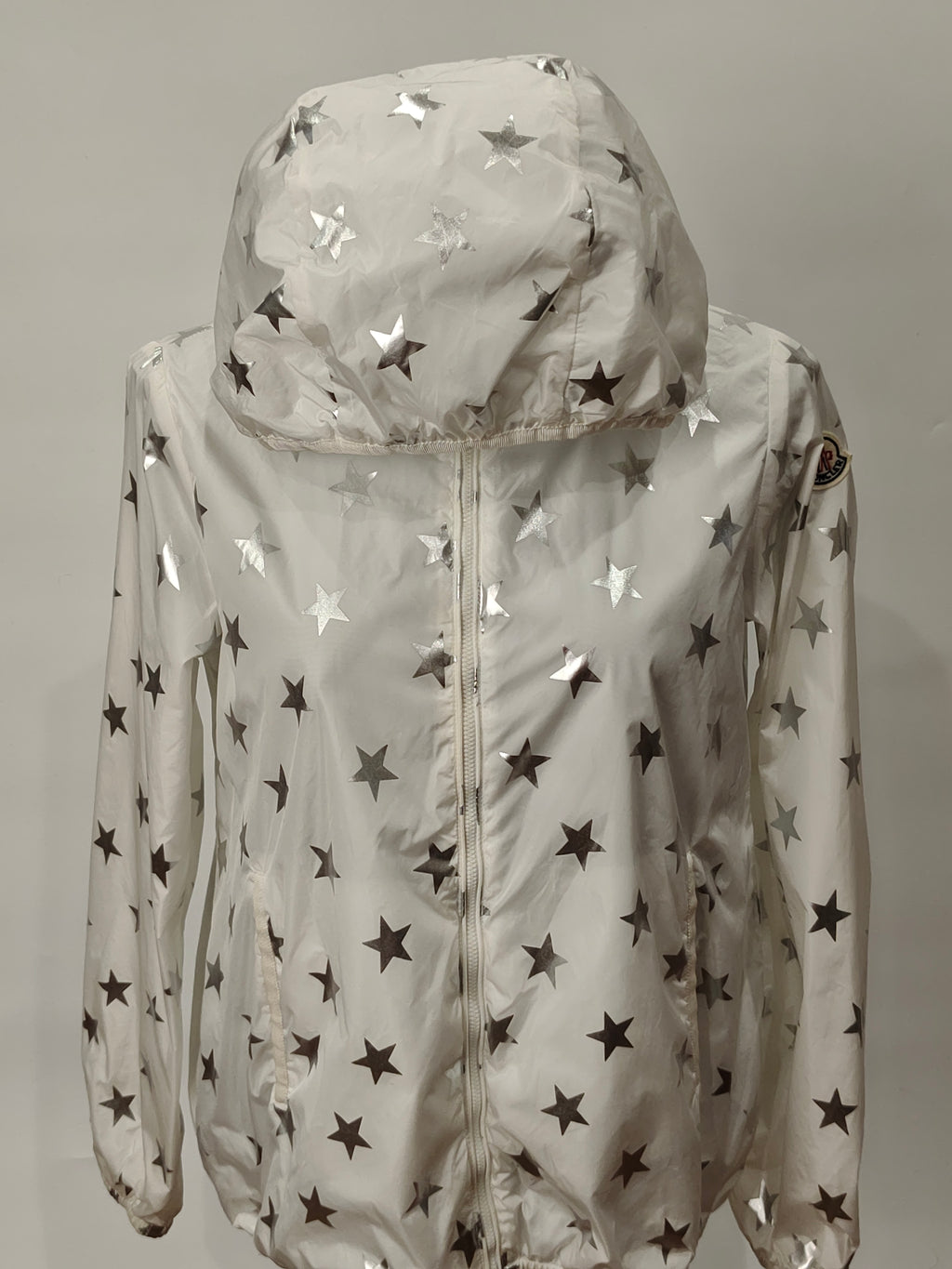 Original Moncler Enfant "Nicolette" Girls Luxury Silver Stars Windbreaker Jacket (14 Years / 164 cm)