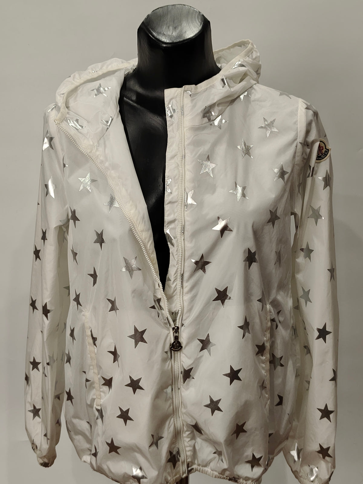 Original Moncler Enfant "Nicolette" Girls Luxury Silver Stars Windbreaker Jacket (14 Years / 164 cm)