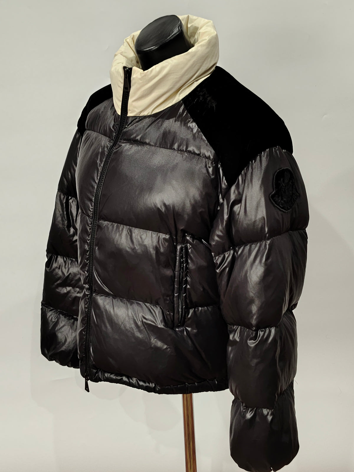 Original Moncler "Parana" Women's Luxury Velvet-Trimmed Down Jacket (Size 0 / XS)