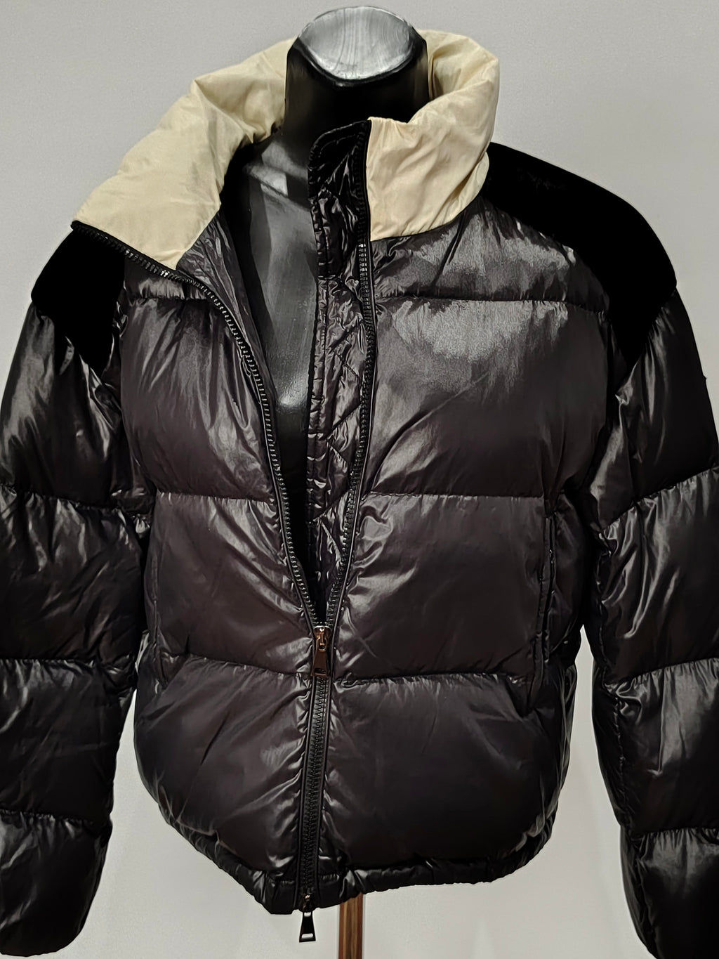 Original Moncler "Parana" Women's Luxury Velvet-Trimmed Down Jacket (Size 0 / XS)