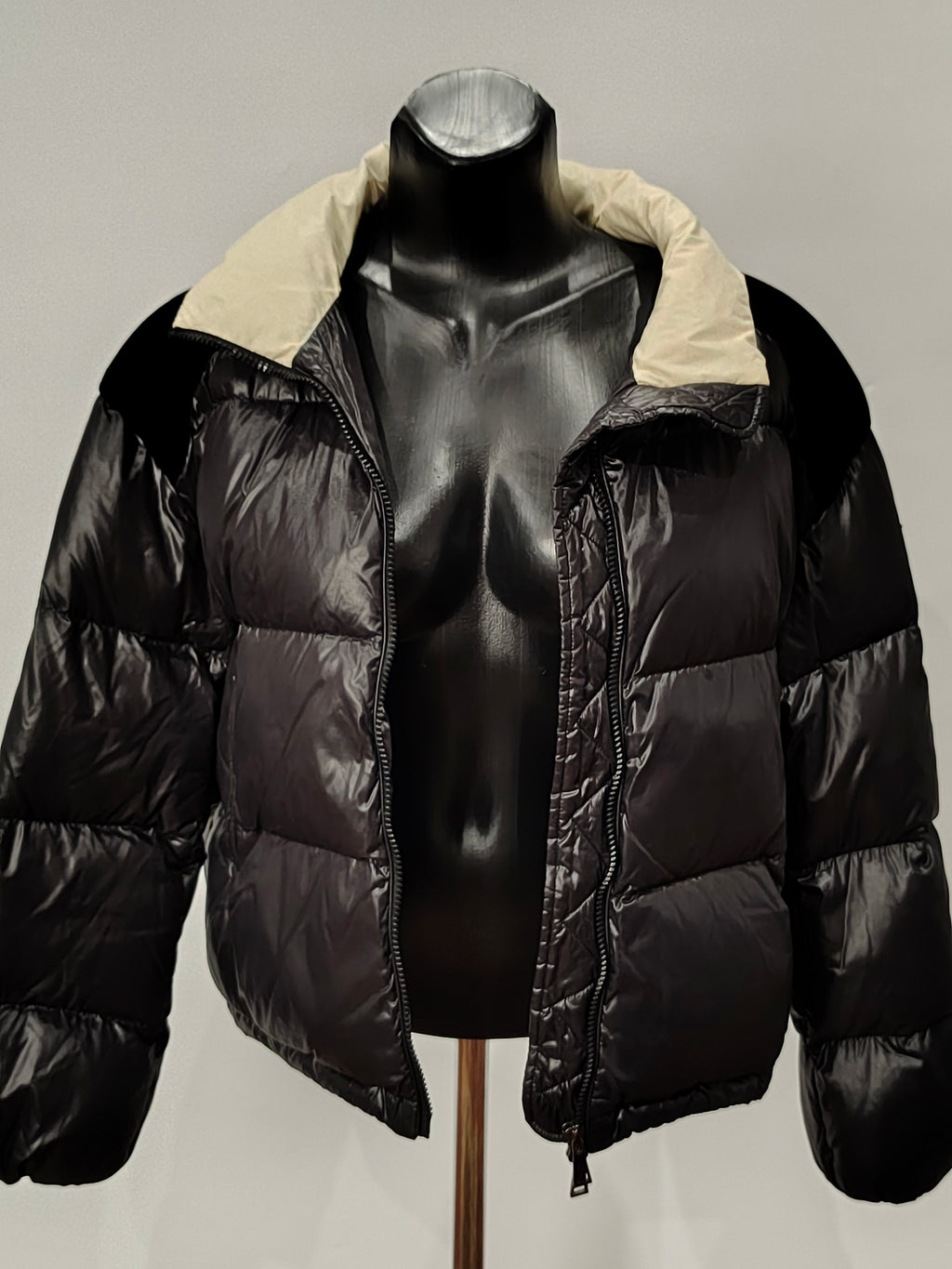 Original Moncler "Parana" Women's Luxury Velvet-Trimmed Down Jacket (Size 0 / XS)